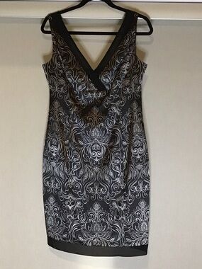 Women's 8 Jones Wear Black & Silver V-Neck Sheath Dress